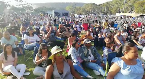 SOUTH AFRICA - Cape Town - Crowds at the Tamia concert (Video) (44x)