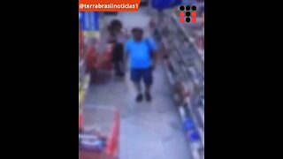 Homem é preso em flagrante por agarrar criança por trás em supermercado; VEJA VÍDEO