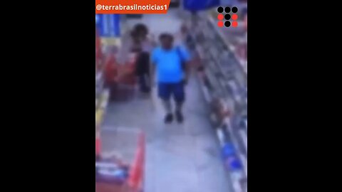 Homem é preso em flagrante por agarrar criança por trás em supermercado; VEJA VÍDEO