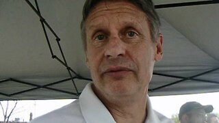 Governor Gary Johnson speaks to me at the Worcester Tea Party 4 15 12
