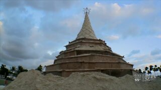 Sculptors shape Sandi Holiday Tree with 700 tons of sand in West Palm Beach