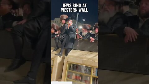 Jews Singing at the Western Wall #shorts יהודים שרים בכותל