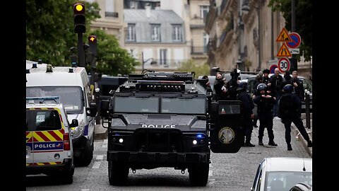 Breaking "PARIS" - man with explosives is threatening to blow himself up!