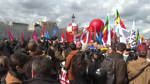 LIVE / EN DIRECT: Paris / France - Workers unions hold strike action against pension reform 15.03.23