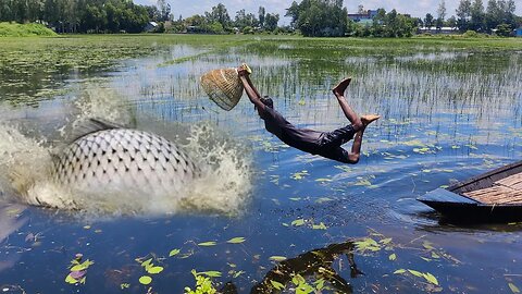 Beautiful Village Fisherman Boat Fishing Video! Expert Catch Fish From Boat With Bamboo Crossbow