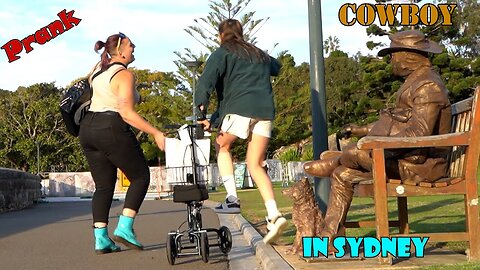 Cowboy_prank in Sydney awesome reactions.don't miss it lelucon statue prank. luco patung