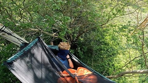 Extreme hammocking in the treetops