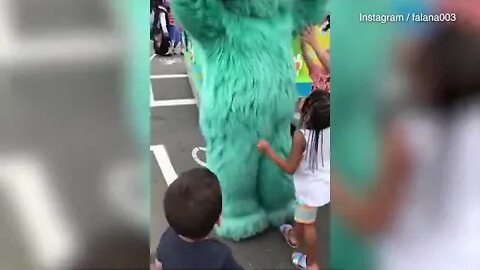 Black girl ignored by Sesame Place character during parade