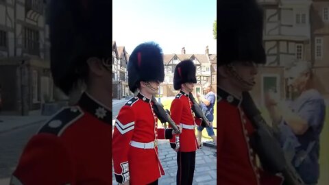 make way for the guard of the Tower of London #toweroflondon