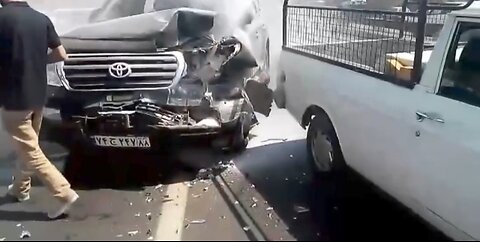 Strange Toyota Land cruiser car crash