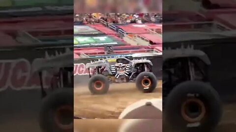 MONSTER JAM = SEE WHAT HAPPENS DURING THE VIDEO = Léo Sócrates
