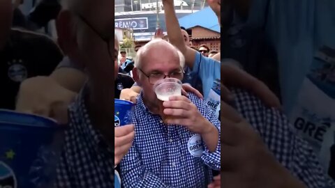 Presidente do Grêmio tomando cerveja com torcedores