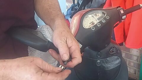 How to replace your scooter mirrors