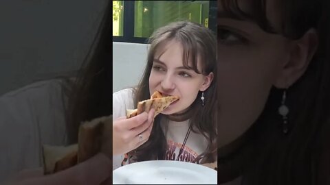 How to eat Pizza