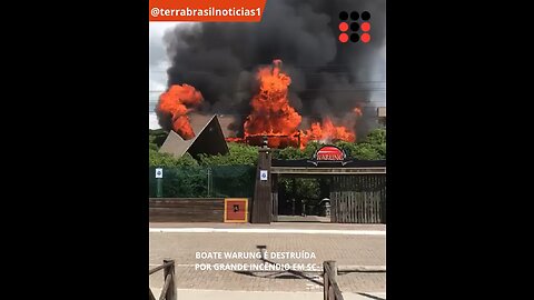 Warung é destruído pelas chamas