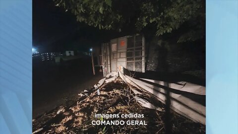 Caminhão carregado com carvão tomba na MGC-259 em Governador Valadares