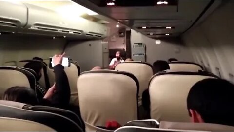 Comissário de voo vascaíno emocionado com o elenco do Vasco no voo de volta da Venezuela