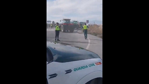 HISZPANIA – Policja ustawiła blokady drogowe, aby zatrzymać rolników.