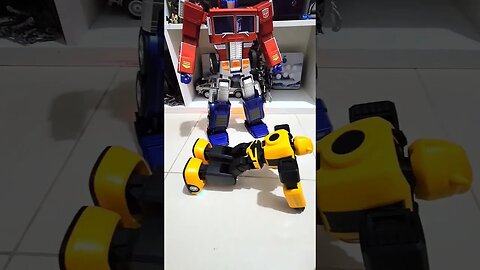 Robosen Bumblebee and Optimus Prime toy #transformers #bumblebee #robosen #optimusprime