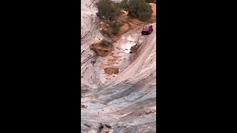 Dangerous Hill Climb : Watch A Mercedes G-Class Climb The Rocky "Hell's Gate" Like A Pro