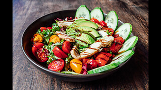 Revolutionize Your Keto Meal Game with This Grilled Chicken and Avocado Salad Recipe😋🥗#shorts