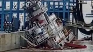 Veja o momento em que barco afunda em Itacoatiara