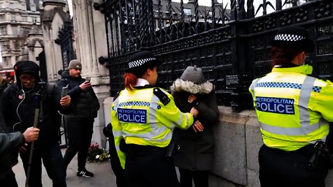 WOMEN CRIES BEING HAND CUFFED #METPOLICE