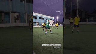 Douglas Costas fazendo golaço no futebol com amigos