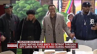 Judge Mathis gives away gift cards