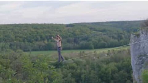 Avez-vous déjà vu quelqu'un faire le moonwalk sur une slackline?