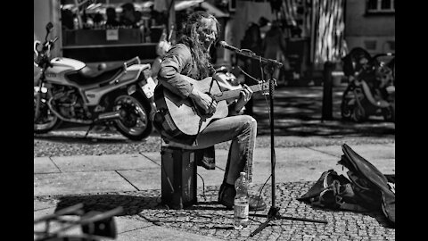 guitar player "Wonderwall" (Oasis) performed live by busker in London