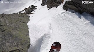 Une snowboardeuse filme son incroyable descente