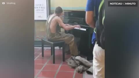 Mendigo emociona ao tocar piano em estação de trem