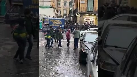 Napoli x Eintracht Frankfurt - Ultras usando capacetes e indo ao confronto em Nápoles