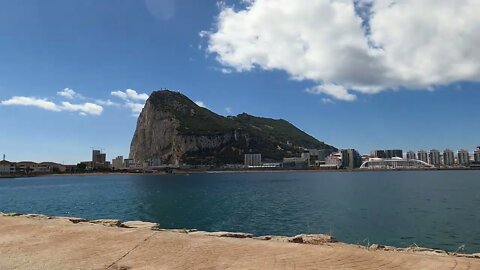 Suave música de fondo de piano con vistas al Peñón de Gibraltar