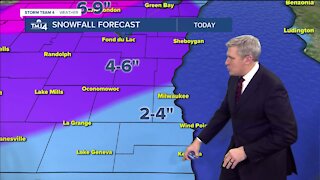 Heavy snow moves into SE Wisconsin, showers continue into the night