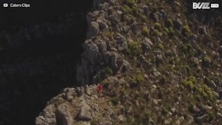 Drone optagelser af atlet der løber på Taffelbjerget