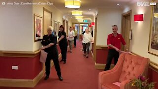 Plejepersonale laver danseshow for beboerne