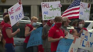 Highlands Ranch students protest so they can play football in the fall