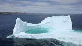 Fantastisk isberg med en skjult dam