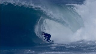 SKETCHY WAVE PULLS ALL THE WATER OFF REEF INTO ITSELF