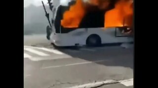 un autobus brûlé sur la route