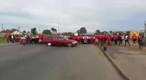 South Africa - Cape Town - Bloekombos Secondary school day 2 protest (Video) (Kp3)