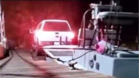 Motorista mostra como botar barco na água sem sair do carro