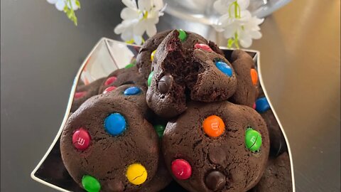 CHOCOLATE CHIP COOKIES WITH M&M