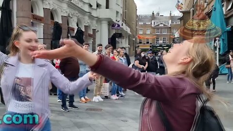 Street performer | Sweet Caroline | London