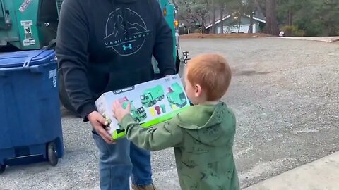 Heartwarming moment garbage man gives his biggest fan a toy truck #heartwarming #toytruck