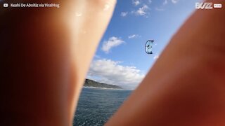 À Hawaï, ce kitesurfeur traverse un superbe tube