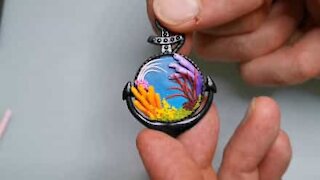 Cet artiste crée un pendentif minuscule et complexe