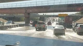 Burst pipe causes floods on Texas highway